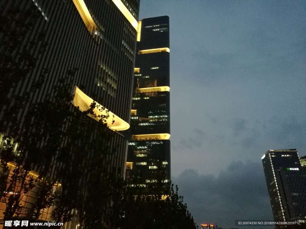 郑州东站双子塔夜景