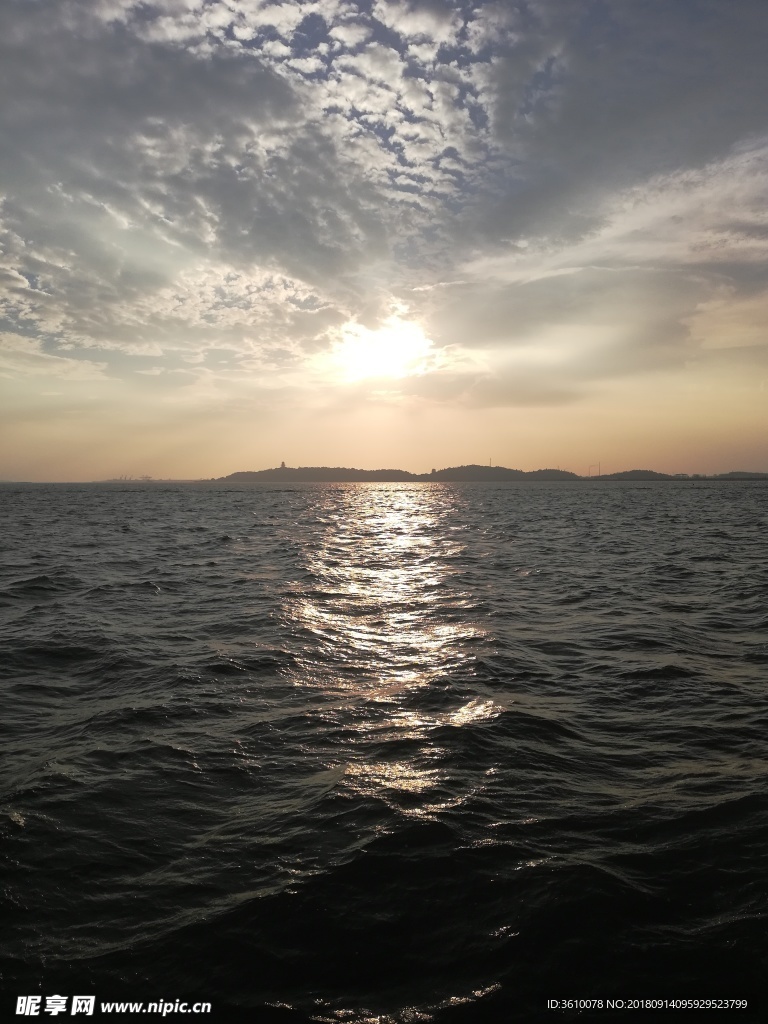 晚霞倒印大海