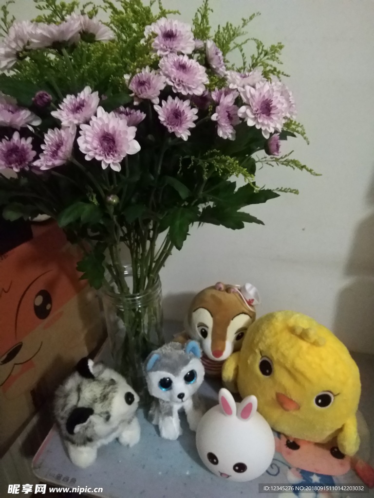 黃鶯草 菊花 玩偶 在一起