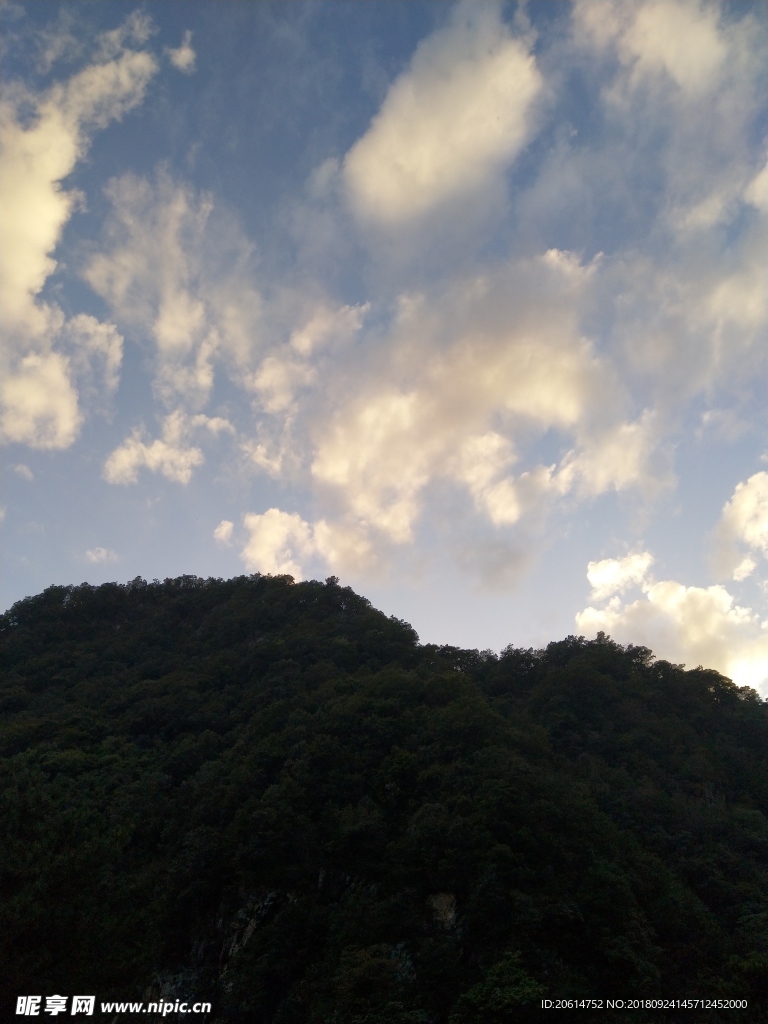 日暮下的大山風景