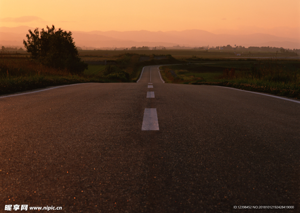 夕阳下的公路