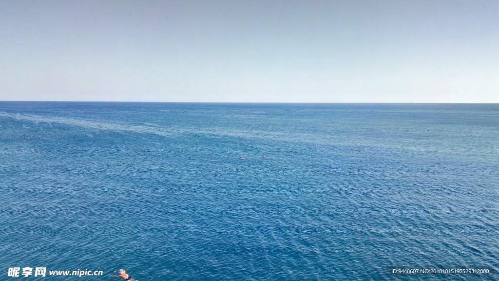 蔚藍(lán)海平面風(fēng)景圖片