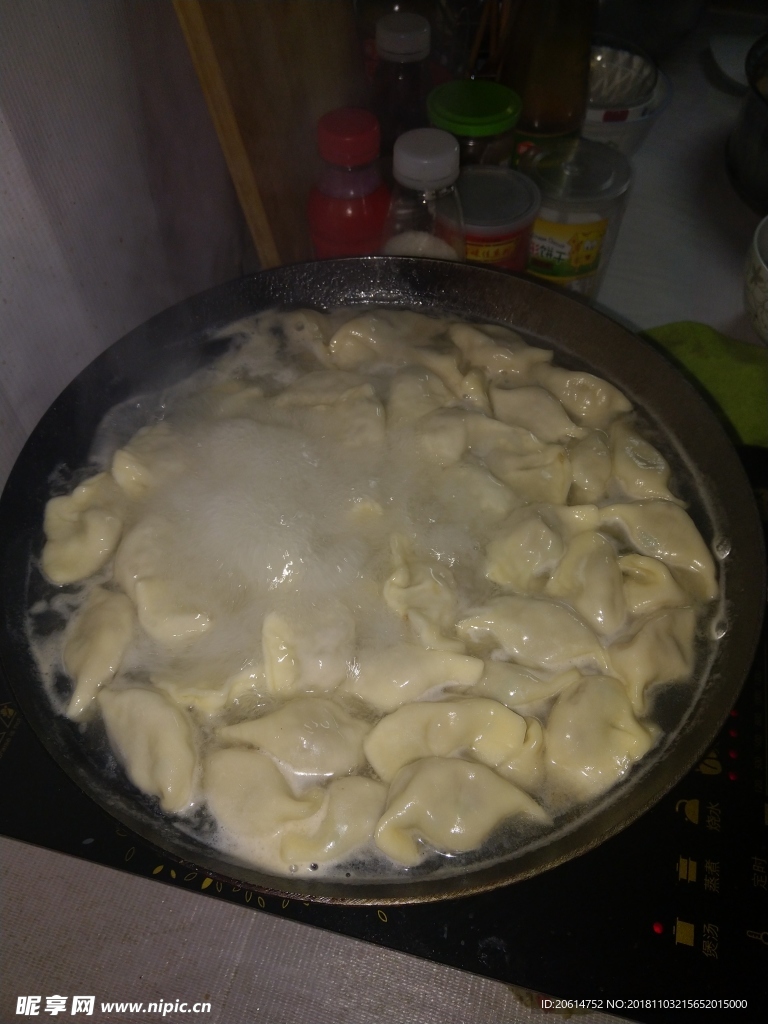 鍋里沸騰的餃子