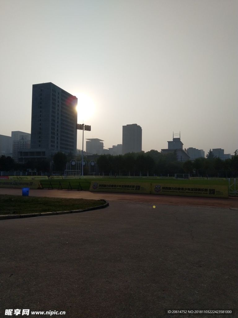 日暮下的足球場