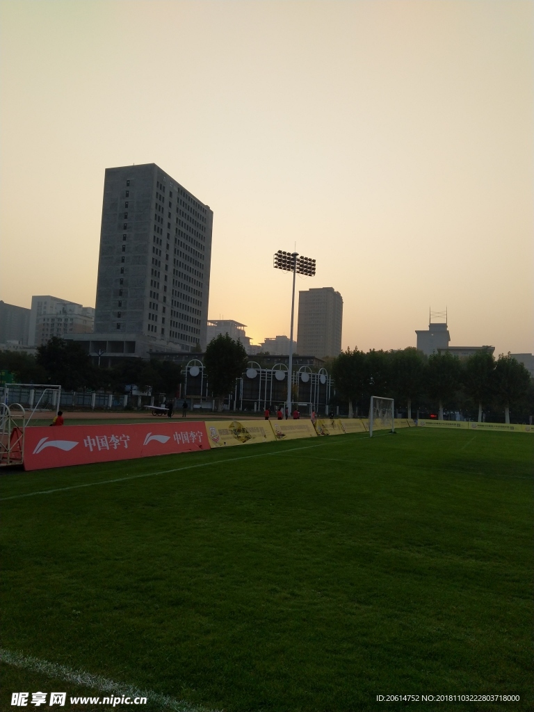 日暮下的操場風景