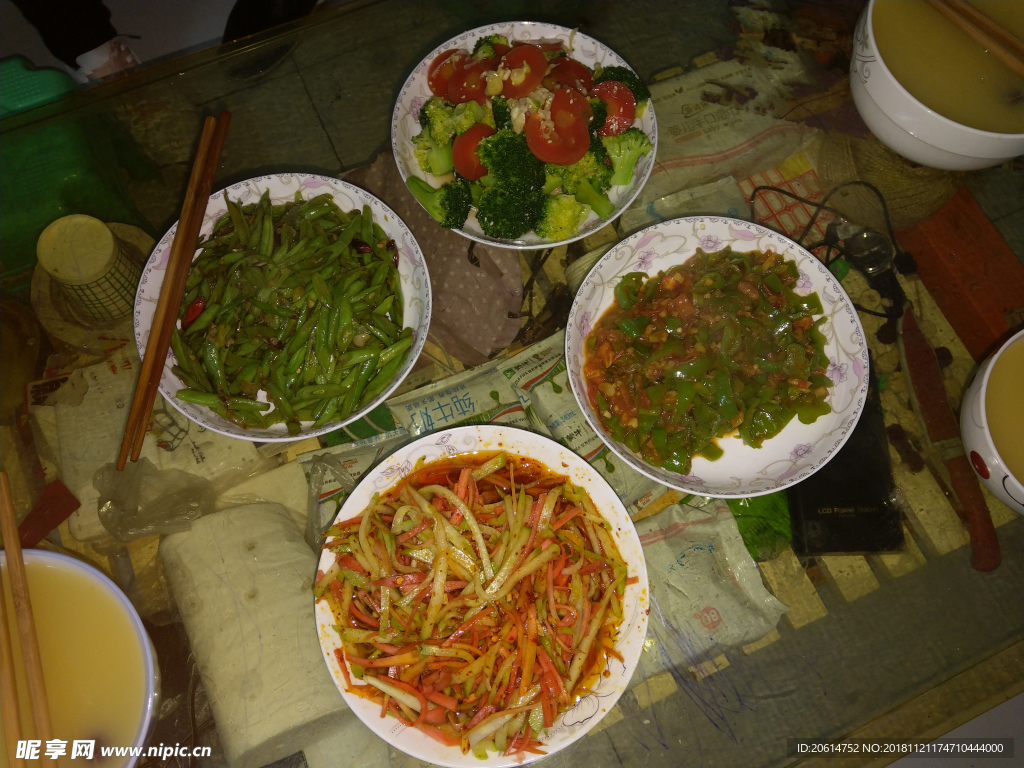 桌子上的美食