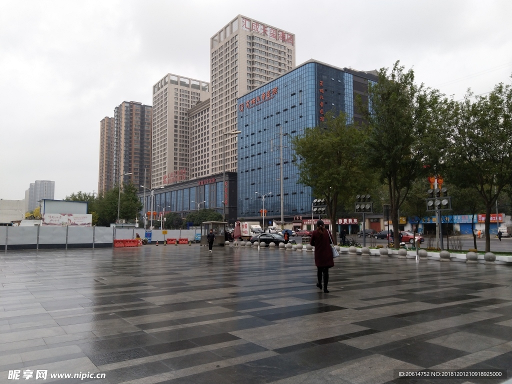 雨天的城市廣場(chǎng)