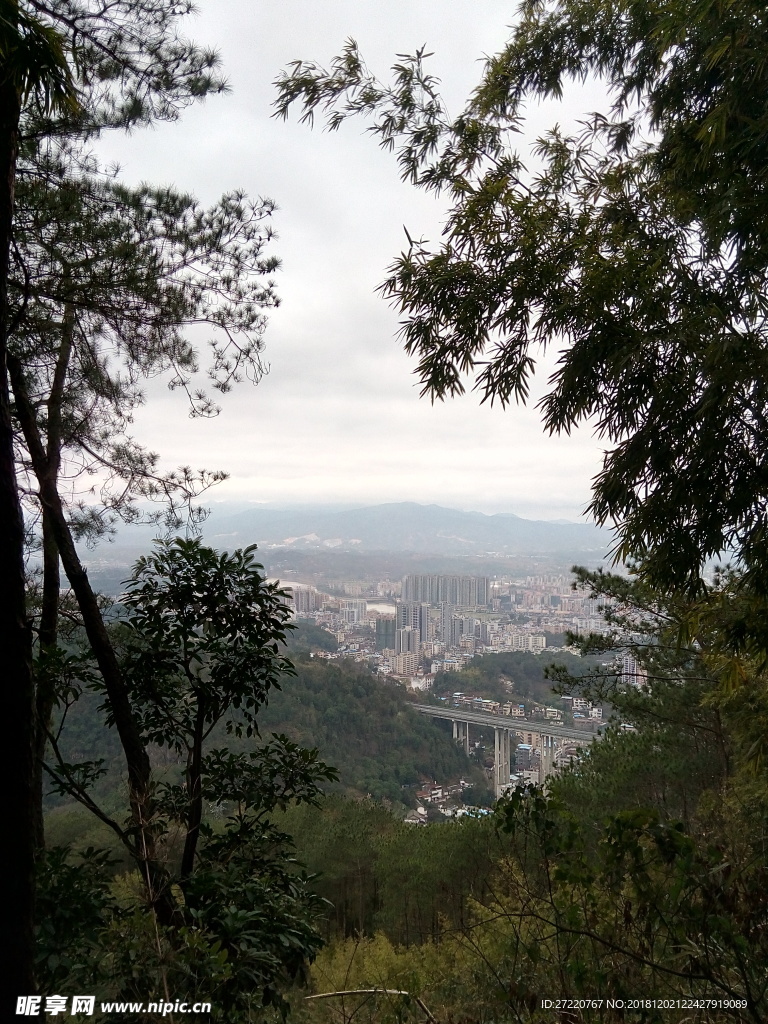 水坑景區(qū)卓峰山看龍川縣城
