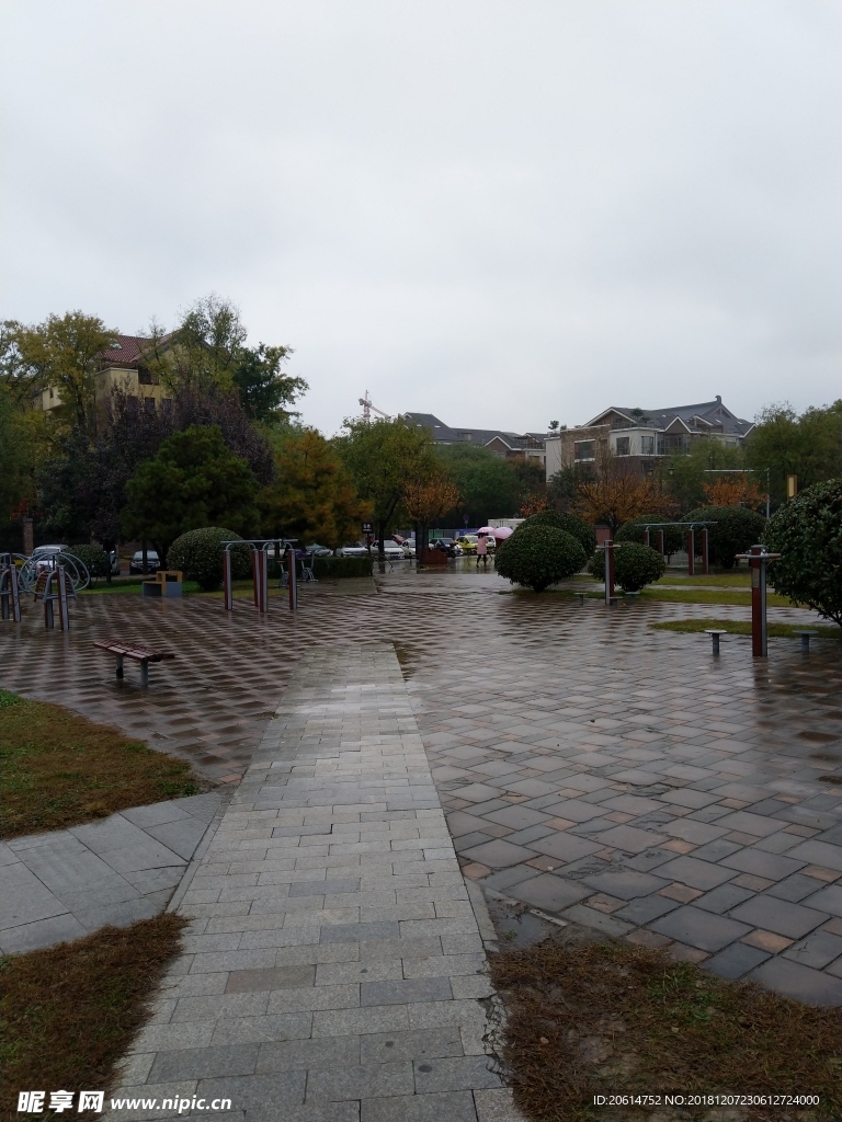 雨天的城市公園