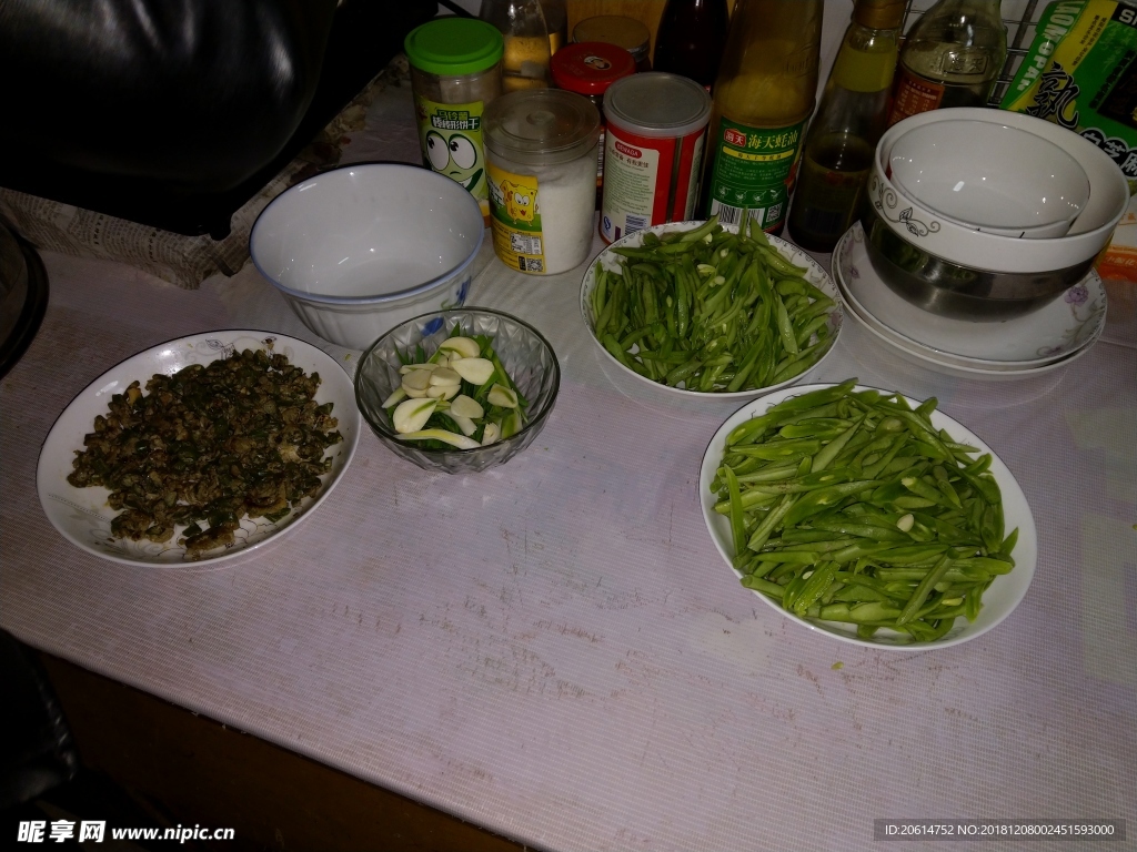 桌子上的食材