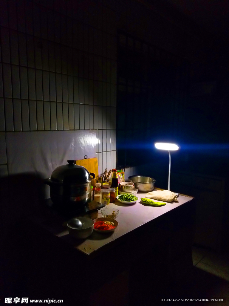 燈光下的廚具食材