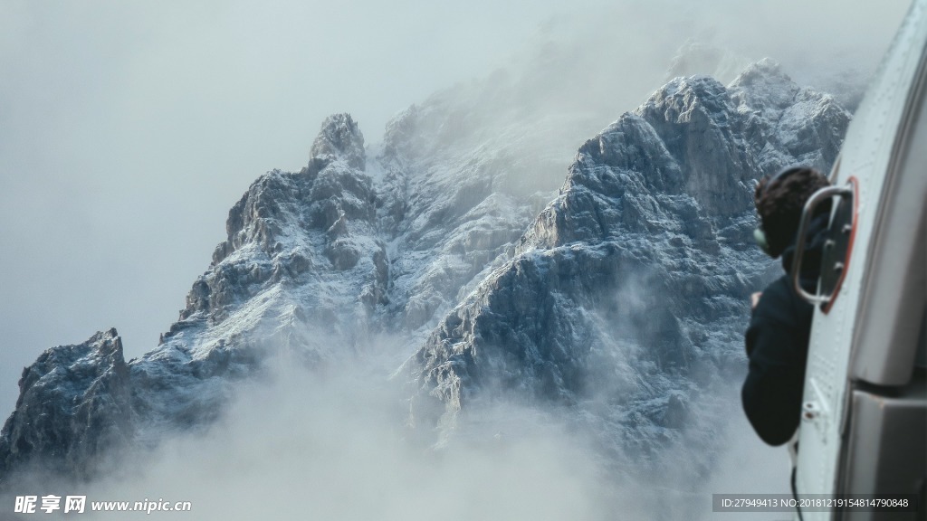 雪山霧風(fēng)景