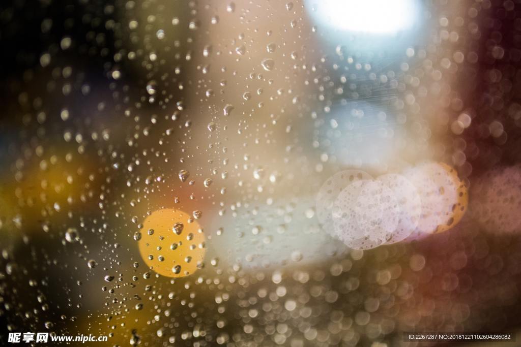 雨中光影