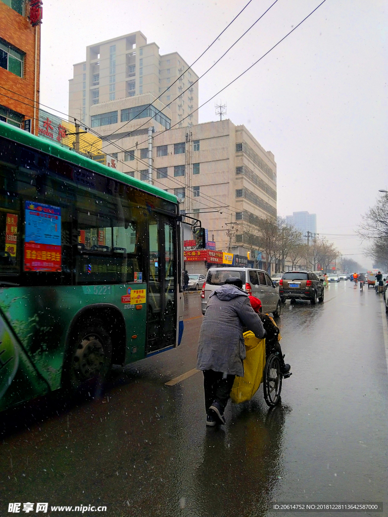 濕漉漉的城市街道