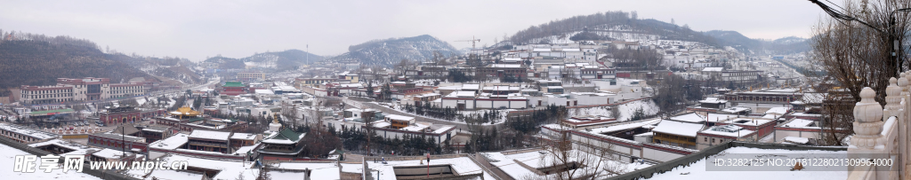 雪后的塔爾寺全景