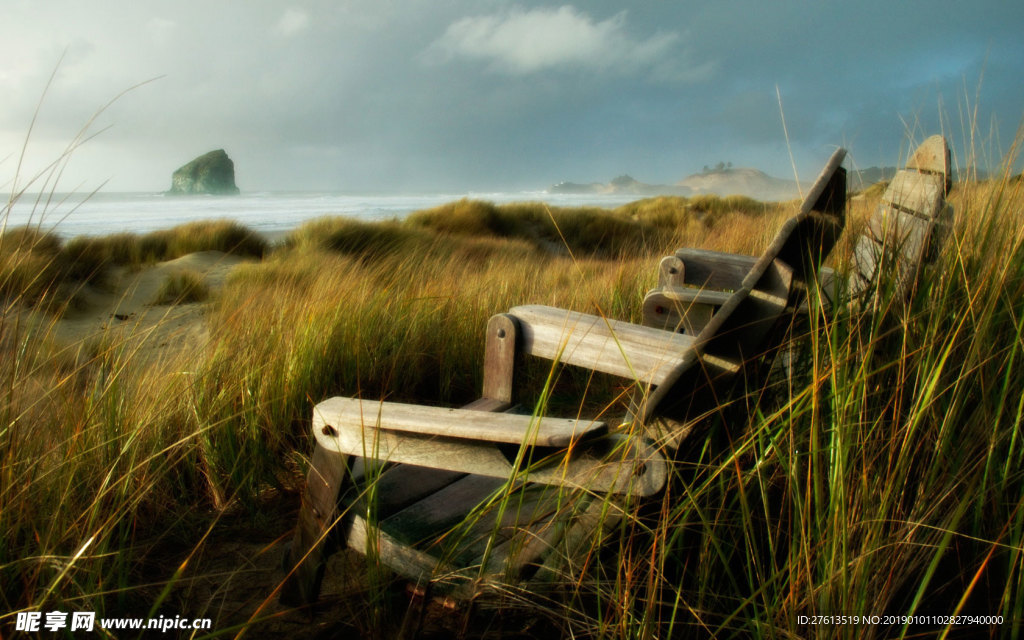 海岸上的折叠木椅子图