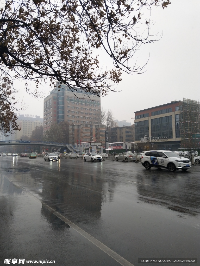 雪天下的城市街道