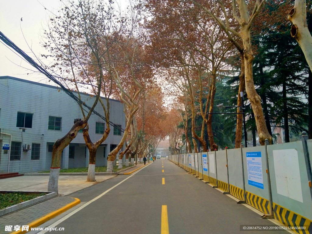 空蕩蕩的校園風景
