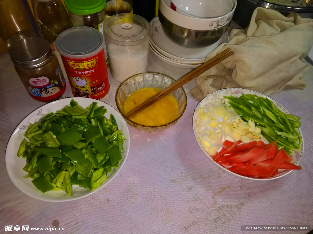 桌子上的食材