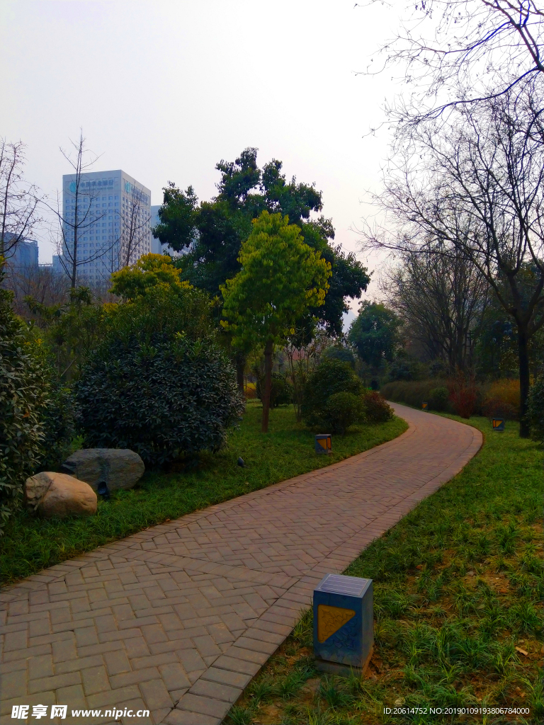 日暮下的公園