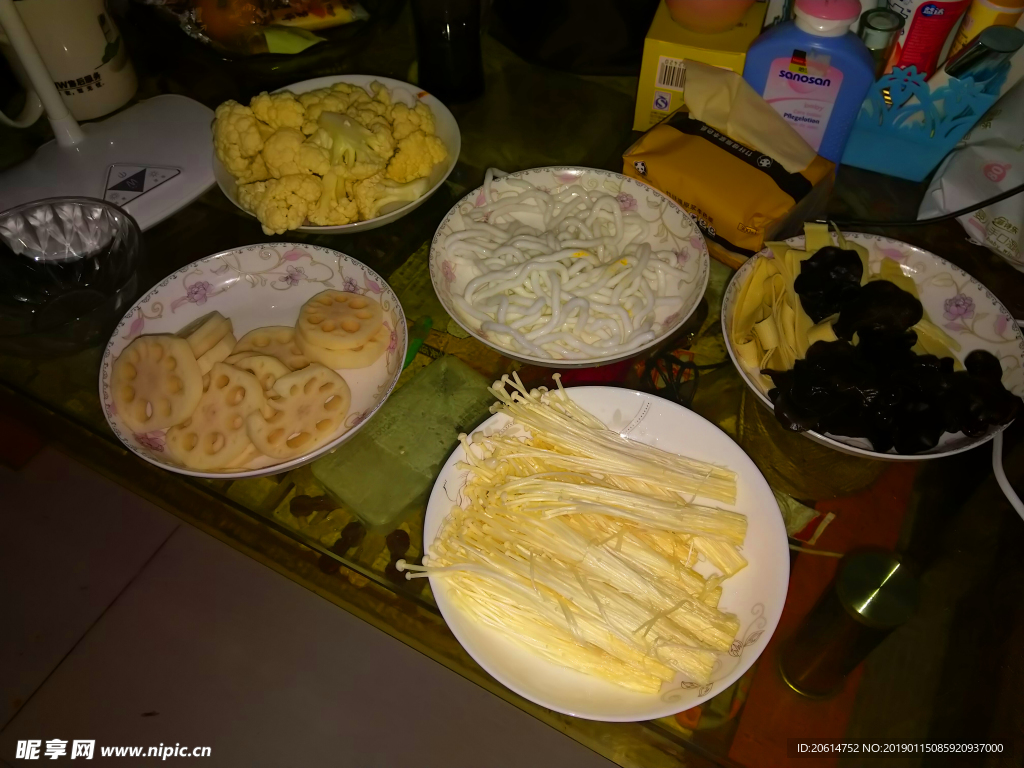 桌子上的食材