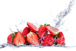 草莓上的水滴图片