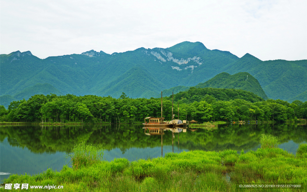 美麗的青山綠水景色