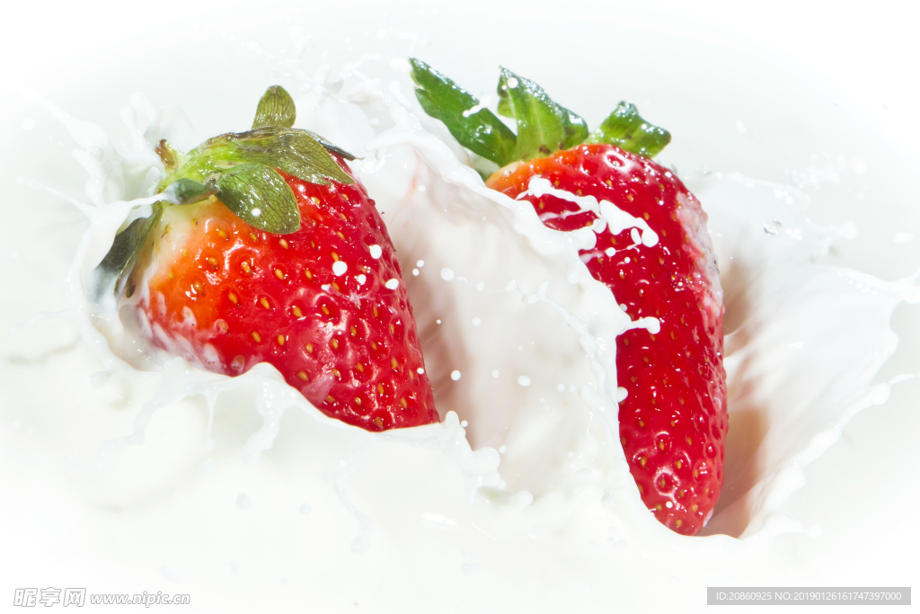 牛奶浸泡的草莓图片