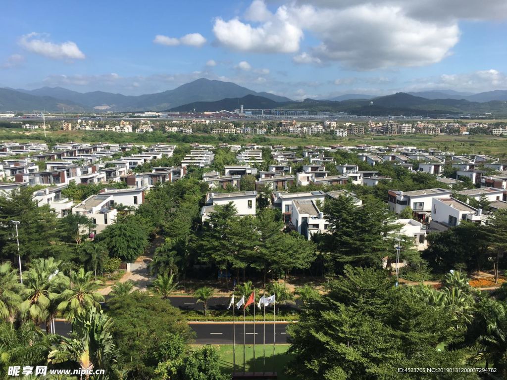 海南三亚机场对面别墅区自然景观