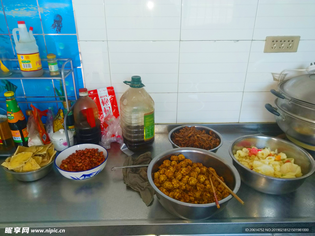 餐桌上的食材