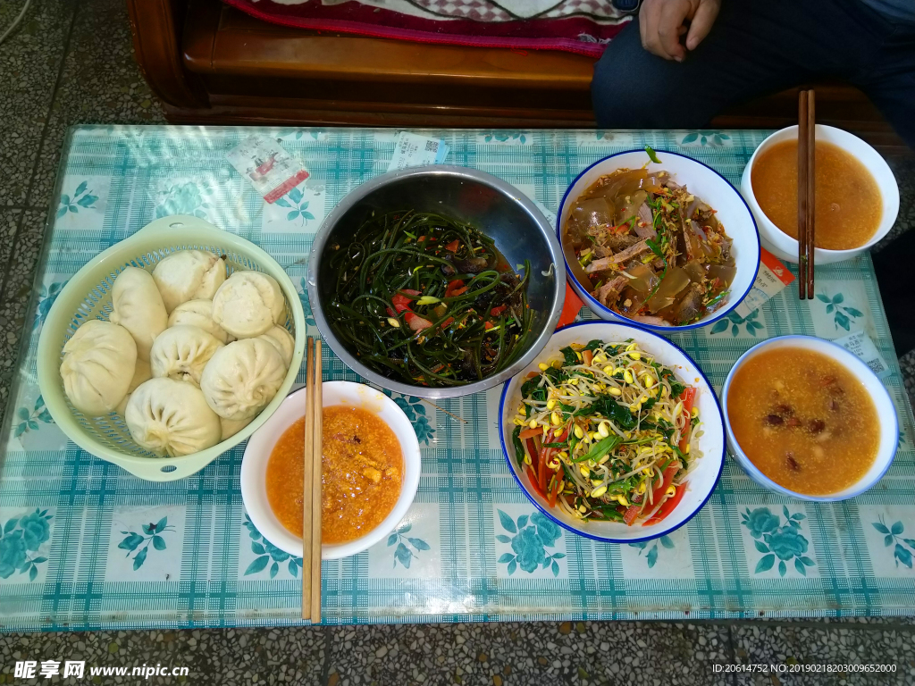 餐桌上的美食