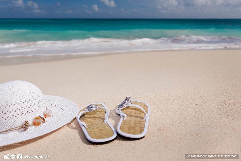 沙滩上的帽子和拖鞋