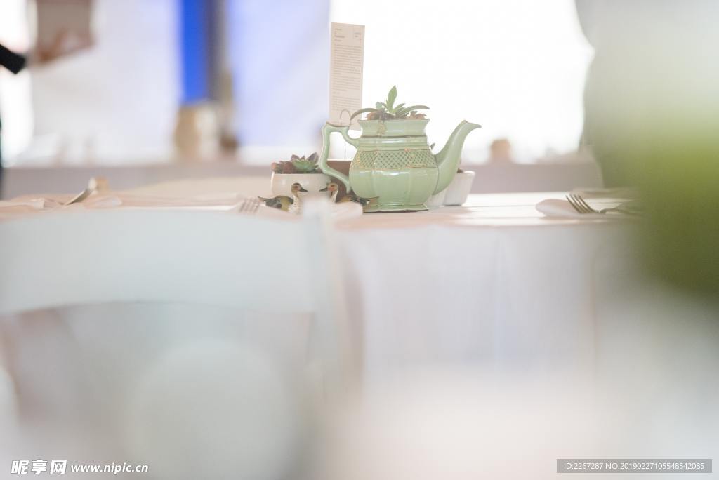 白色桌上的蓝绿色茶壶
