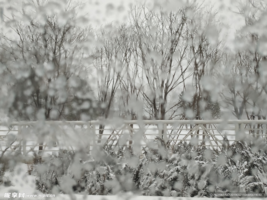 雨夹雪模糊玻璃透视景