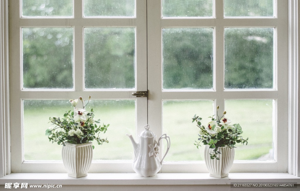 白色的窗户 窗台上的花 和窗外