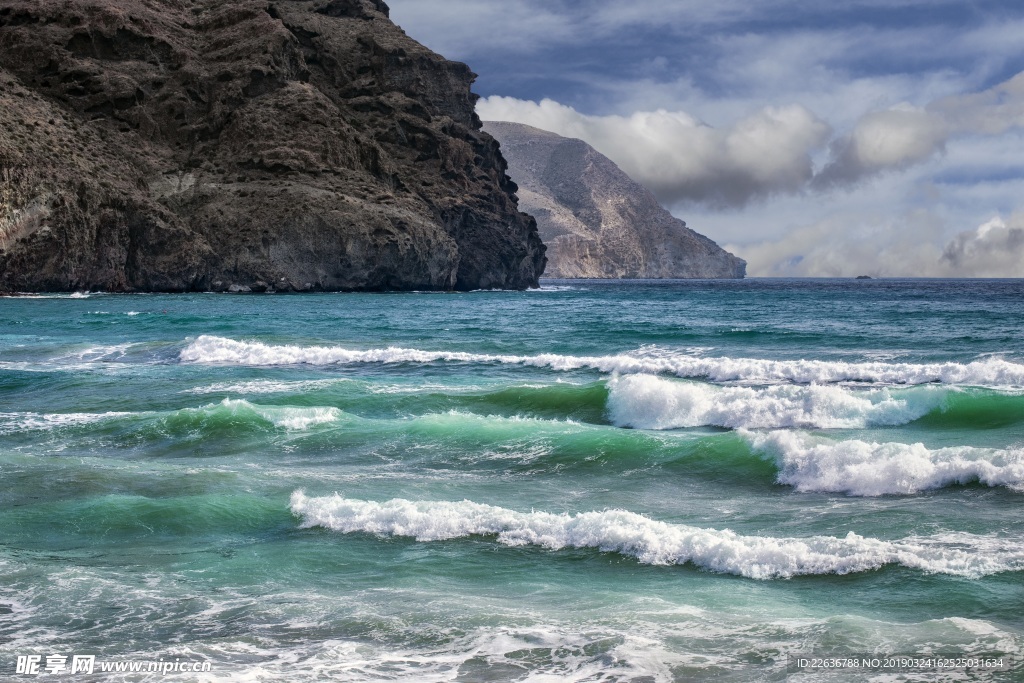 海浪海水岩石蓝天白云4k图片