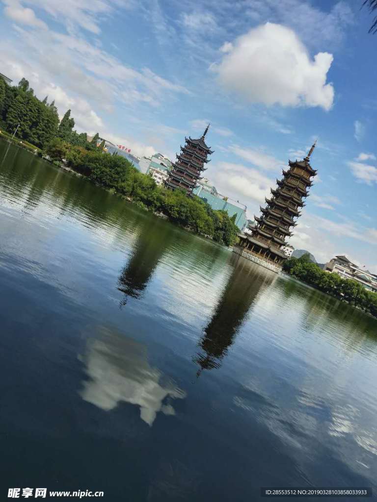 塔倒影山水