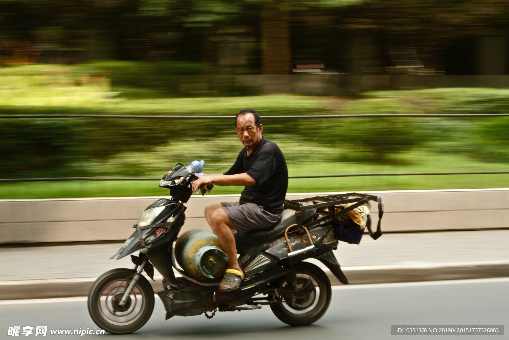 骑摩托车的中年男人