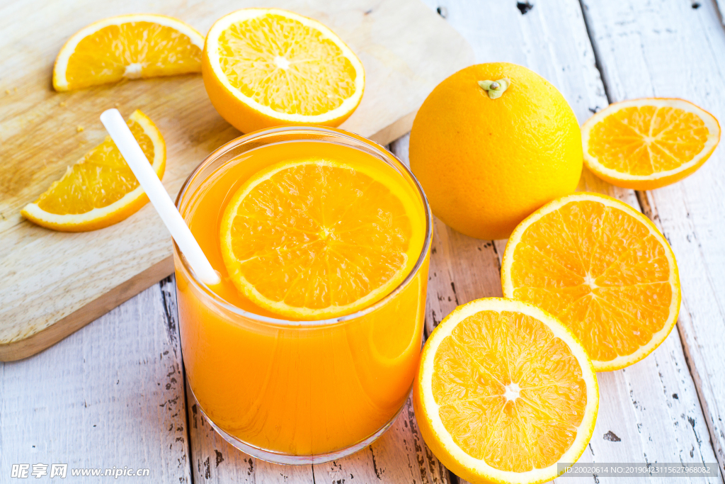 一杯橙子果汁