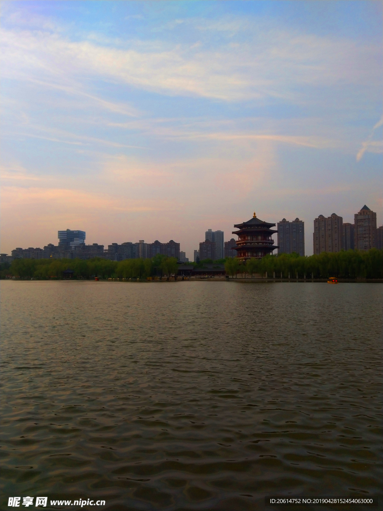 日暮下的湖泊美景