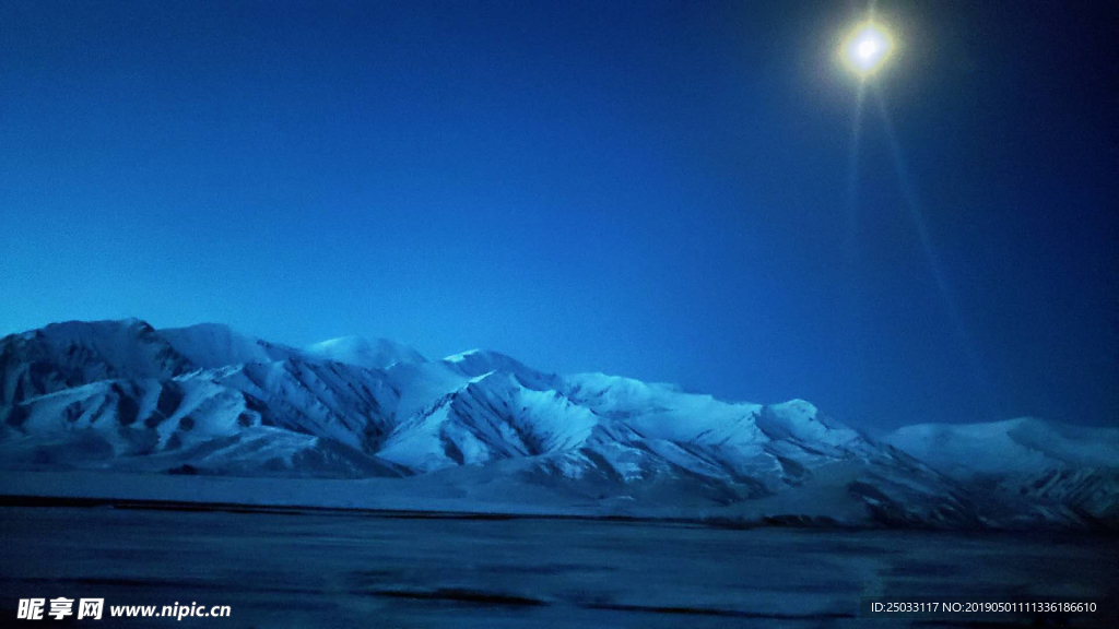 月光下的雪山