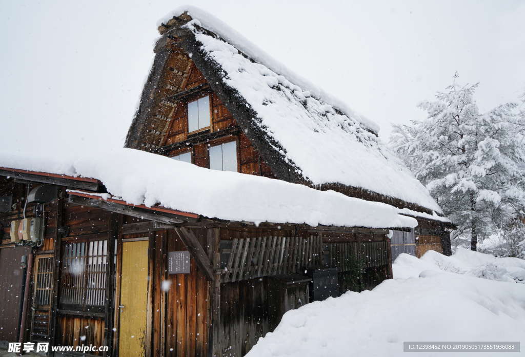 雪中木屋