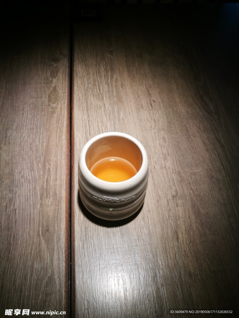 木质桌子上的清茶一杯