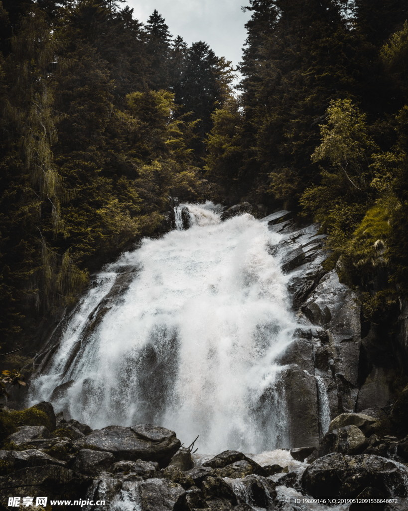 高山流水森林瀑布图片