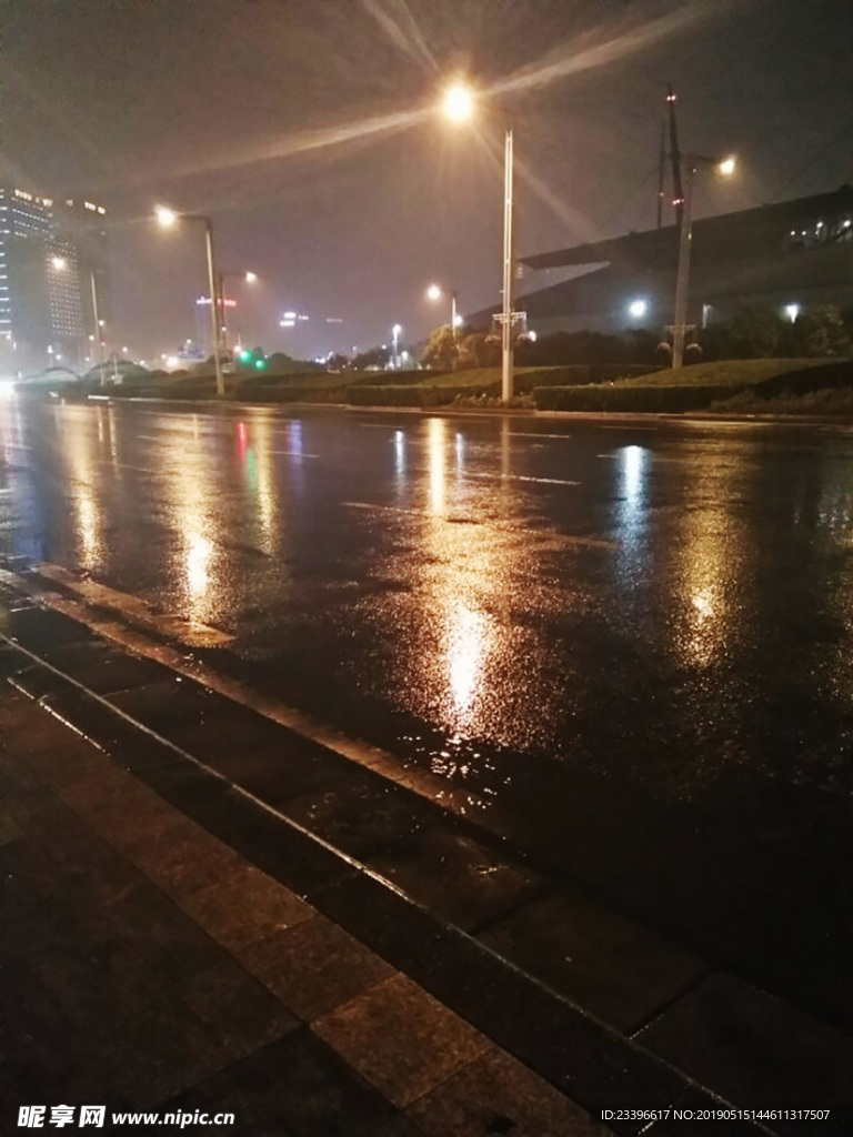 雨天夜景