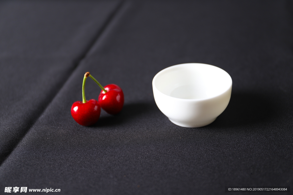 櫻桃和茶杯