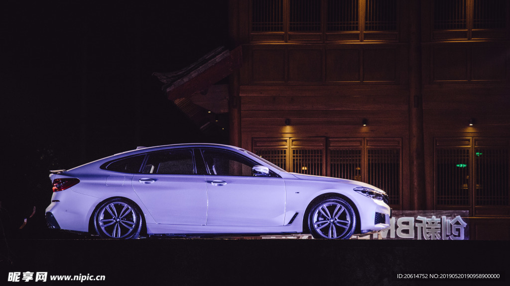 夜色下的BMW汽車