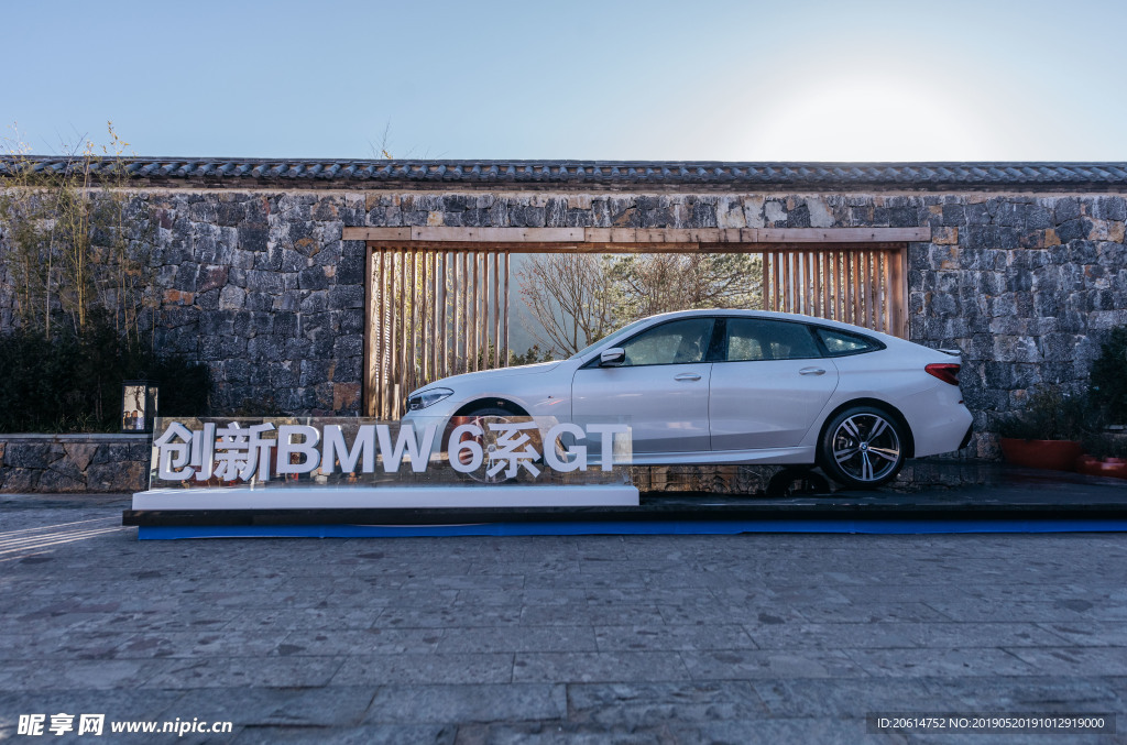 廣場上的BMW汽車