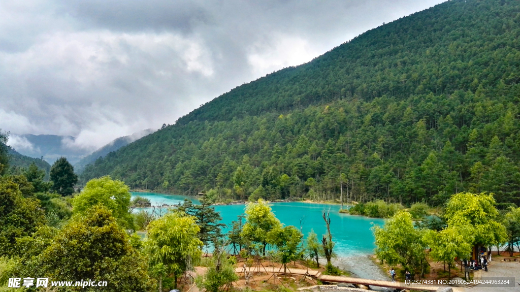 玉龍山腳下藍(lán)月湖