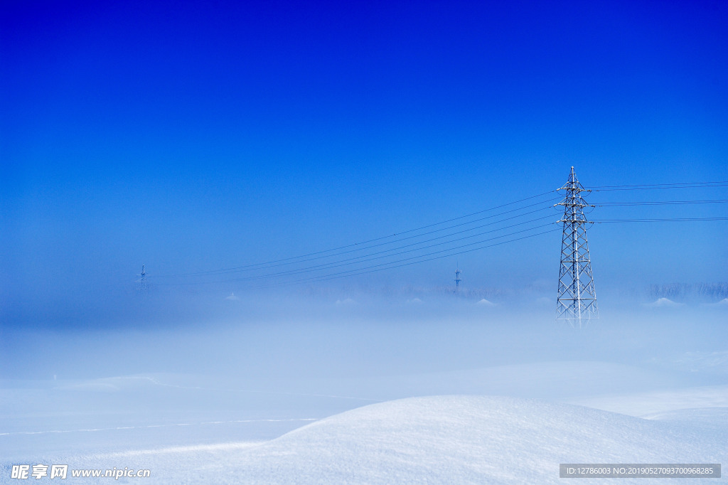 雪地里的坚强电塔